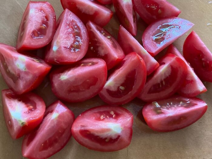 トマトを食べやすいサイズに切ります