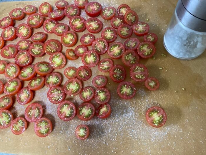 ミニトマトに塩をかけます
