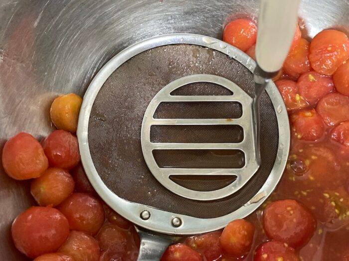 トマトを潰す