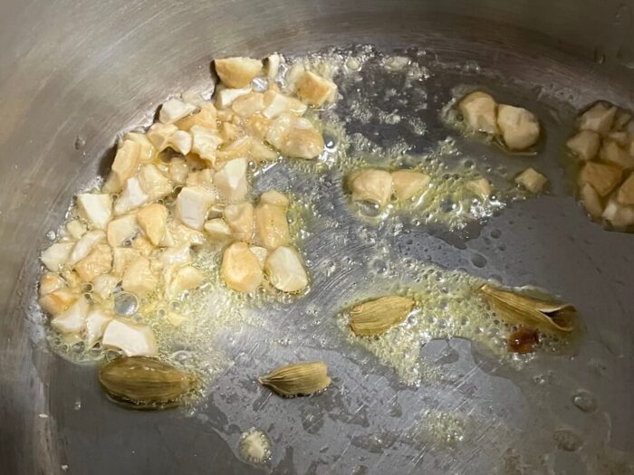 カシューナッツ、カルダモンを炒める