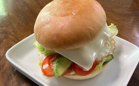 具沢山のハンバーガー