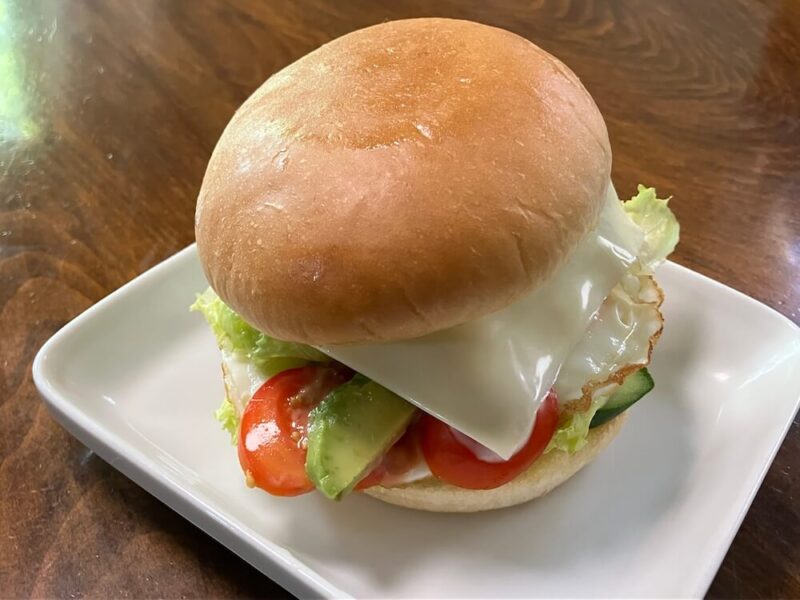 具沢山のハンバーガー