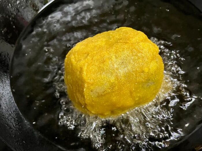 からし蓮根を揚げる