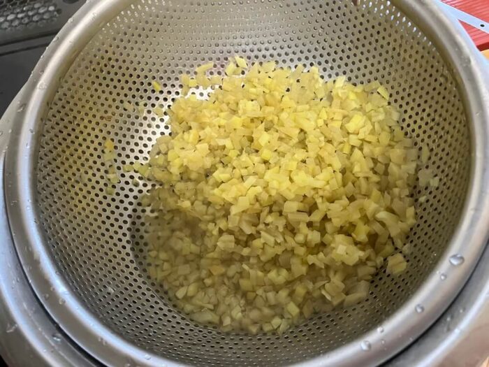 生姜をざるにあげる