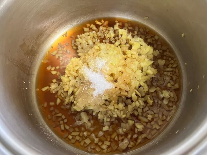 調味料を加えて煮る