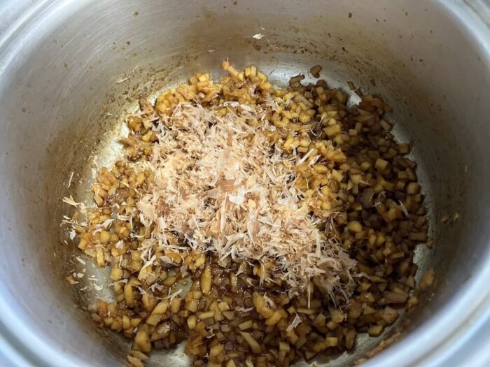 かつおぶしを加える