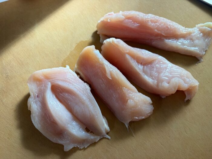 鶏むね肉を切る