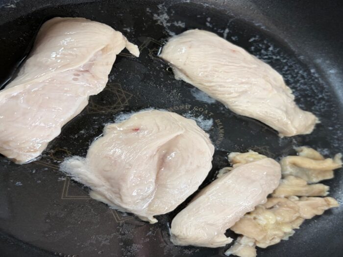 肉に火を通す
