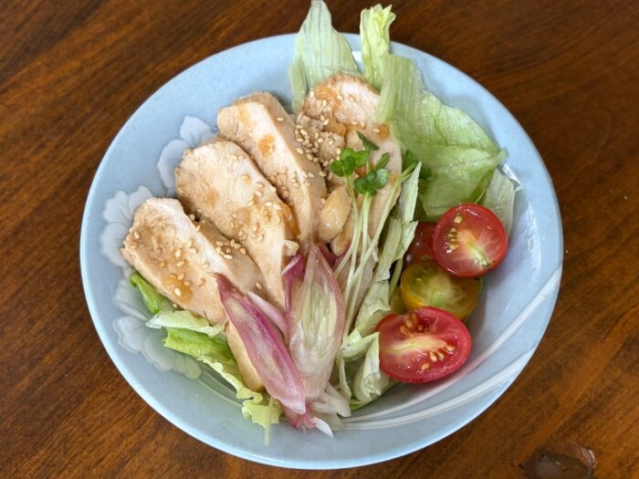 味つき鶏をサラダにのせる